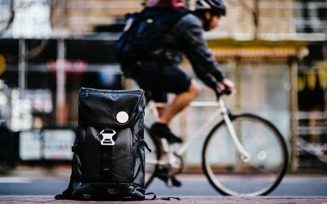 ウインカーを出せるスマートデバイス対応バックパック「BACKPAIX」