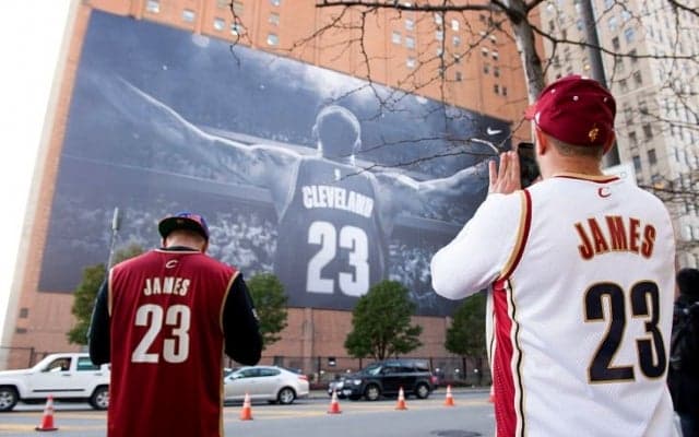 レブロン・ジェームズの巨大バナー、NBA優勝バージョンにアップグレードされ近日お披露目