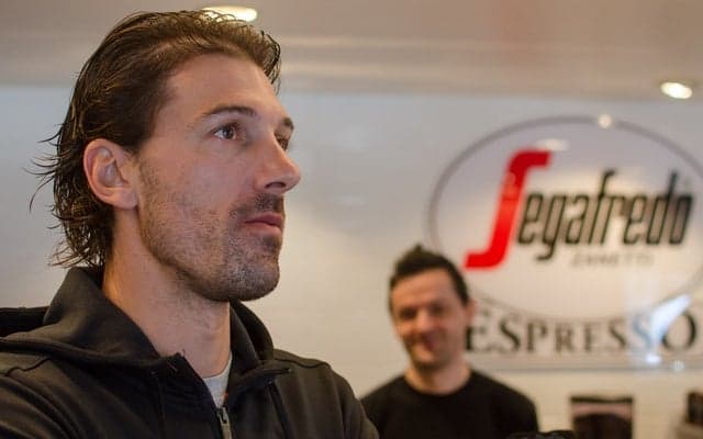 ファビアン・カンチェラーラ、特製ケーキに笑顔…トレックの選手がセガフレード・ザネッティ広尾店に登場