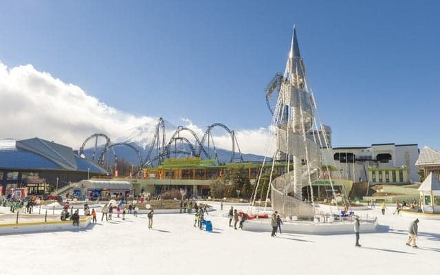 富士急ハイランドの屋外アイススケートリンク、10/29オープン