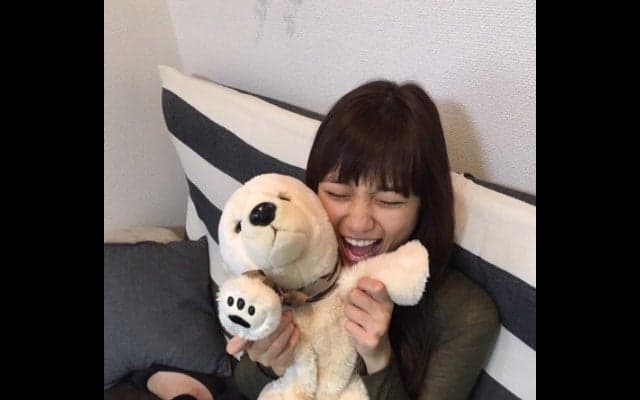 川口春奈、10年を過ごしたぬいぐるみ「あっくん」を紹介