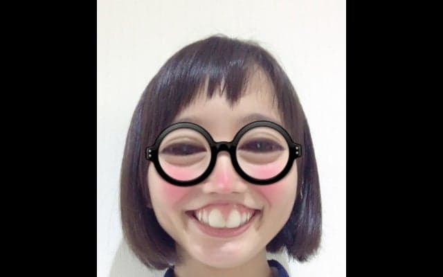 吉岡里帆が瓶底メガネの出っ歯ちゃんに！SNOWで4変化ショット