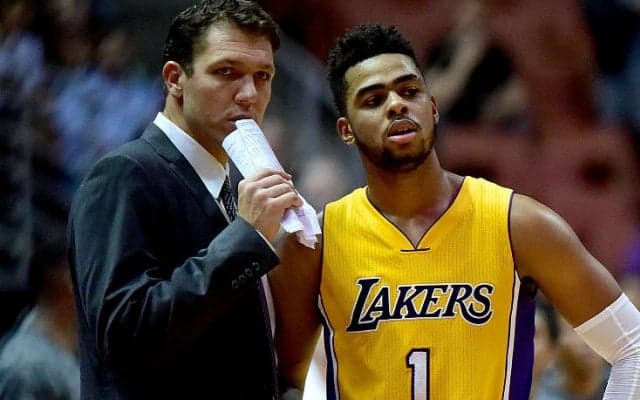 『コービー後』のヤング・レイカーズが開幕戦で勝利するも、指揮官ウォルトンは『学びの段階』を強調