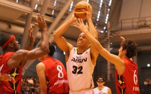 Bリーグ西地区首位攻防戦、リバウンドを支配したシーホース三河が『愛知ダービー』第1戦を制す