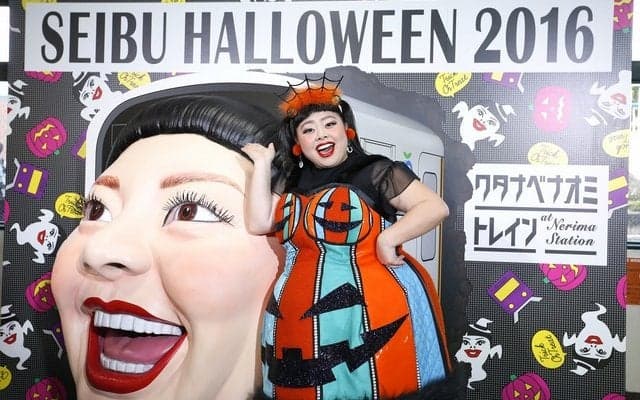 渡辺直美、ラッピング電車でハロウィンパフォーマンスを披露