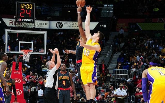 レイカーズのズーバッチがNBAデビュー、ドワイト・ハワードとのマッチアップで収穫と課題を得る