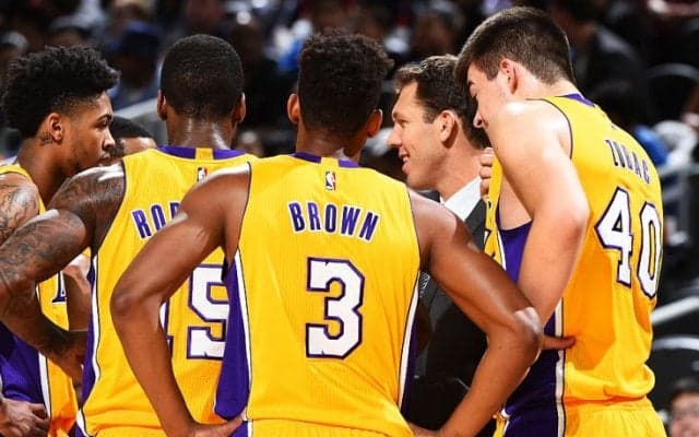 『ヤング・レイカーズ』がウォリアーズ相手に大アップセットも、指揮官ウォルトンは冷静にチームの成長を実感