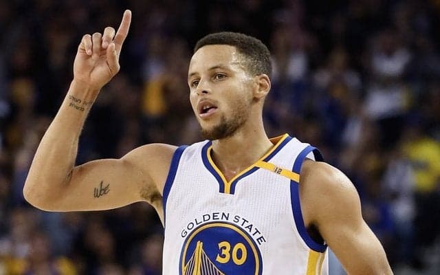 ステフィン・カリーがNBA新記録、1試合で3ポイント13本成功