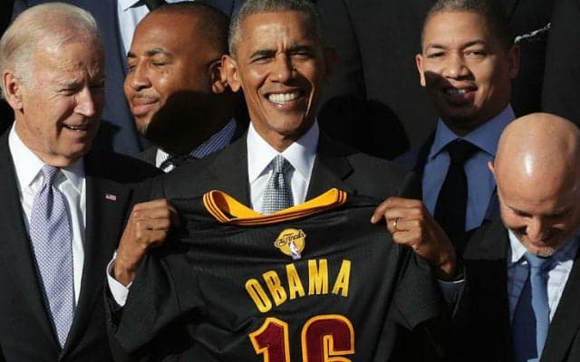 オバマ大統領、優勝報告のためホワイトハウスを表敬訪問したキャブズの面々に、ジョークを交えて祝福