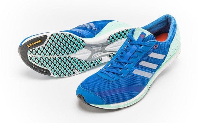 アディダス、165gのレーシングシューズ「アディゼロ タクミ」新モデル発売