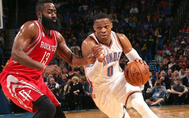 試合を決めたウェストブルックのリバースダンク。ハーデンとのリーダー対決を制し、サンダーがロケッツに辛勝