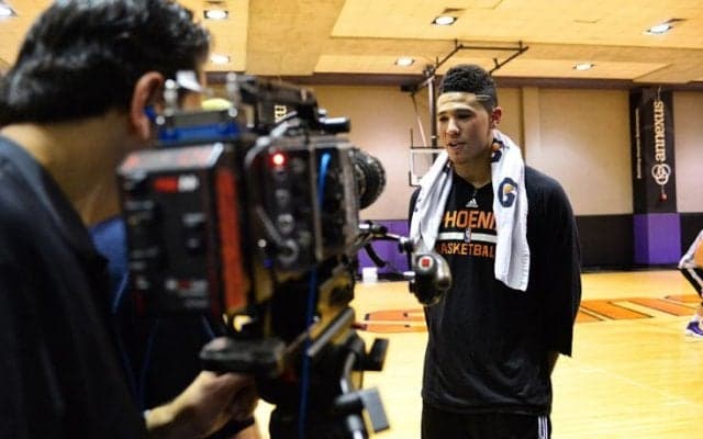 退場処分後も気さくにサインに応じたデビン・ブッカー「自分は社会の見本になるよう育てられた」