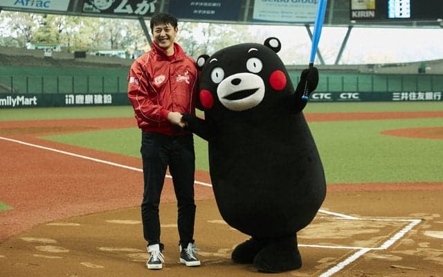 岩隈久志とくまモンが始球式で対決！草野球大会「キット、ずっと杯」