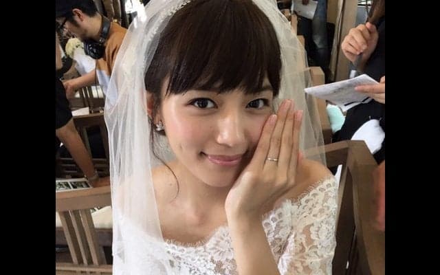 川口春奈が花嫁姿で報告「てっちゃんと結婚式」