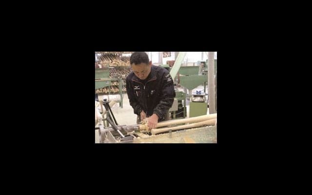 甲子園歴史館、クラフトマンによるバット製作実演会開催