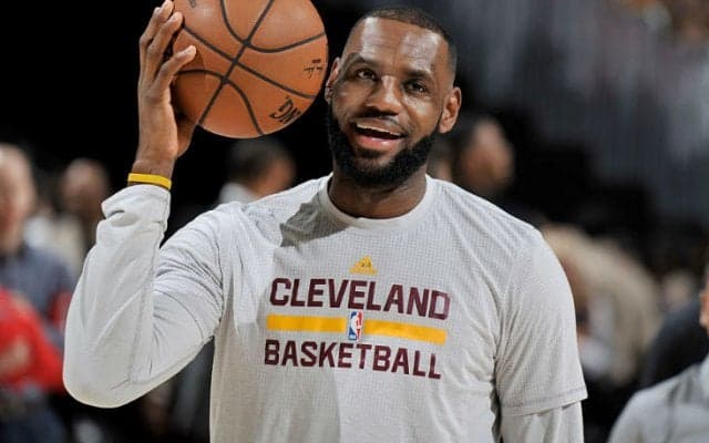 レブロン・ジェームズが州王者校にシグネチャーモデルのシューズをプレゼント