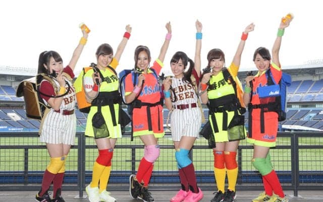 今や野球観戦の楽しみの一つ？　球場を縦横無尽に動き回る「売り子」の存在