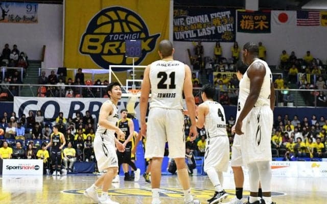 ブレックスアリーナで強豪の意地がぶつかり合う『東西頂上決戦』の第1幕を制したのは、高さで上回るシーホース三河