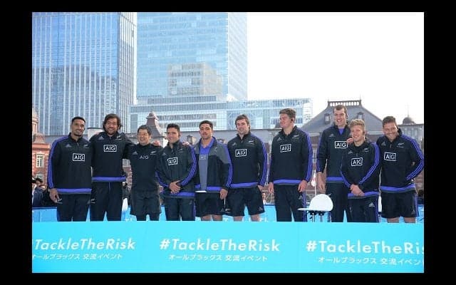  オールブラックスと東京駅。オフィス街と楕円球＋子どもたち。 