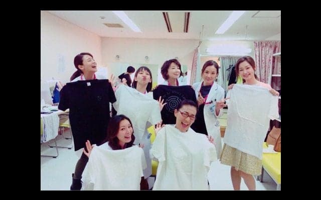 吉田羊オリジナルTシャツを持ったチームレディダヴィ集合写真