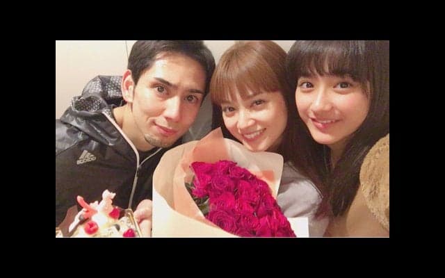 平愛梨、アモーレ・長友佑都から“32本の赤いバラの花束”が届く