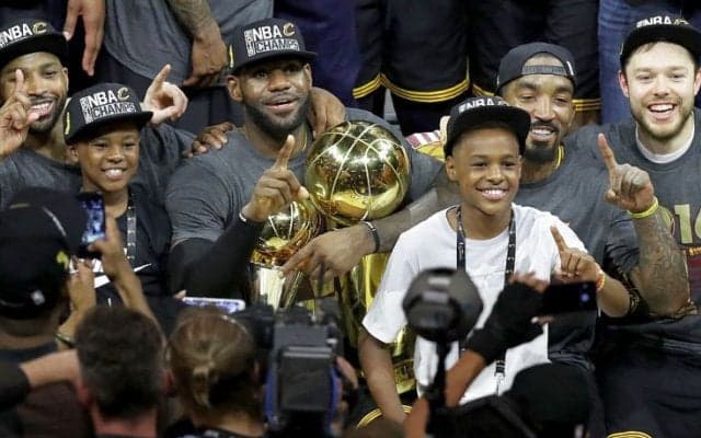 レブロンJr.が末恐ろしい才能を披露、ロングシュートの実力では父親を上回る!?