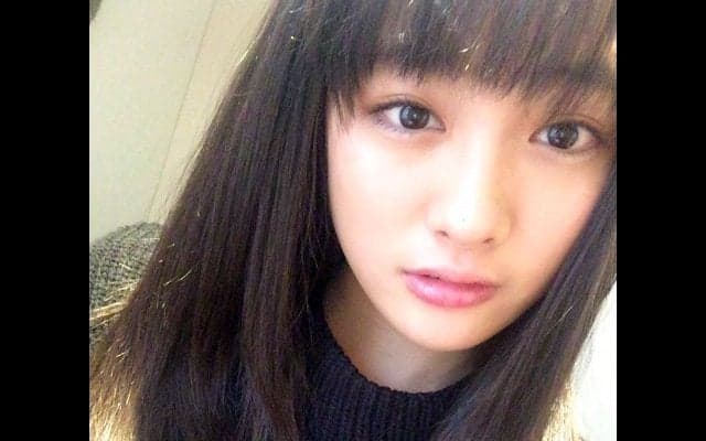 大友花恋、加工した自撮り写真を公開も、加工前の写真をファンが称賛