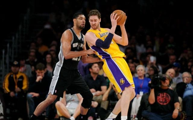 スパーズの練習場に姿を見せたでティム・ダンカン、パウ・ガソルとの1on1で汗を流す