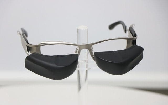 メガネスーパー、メガネ型ウェアラブル端末「b.g.」を発表