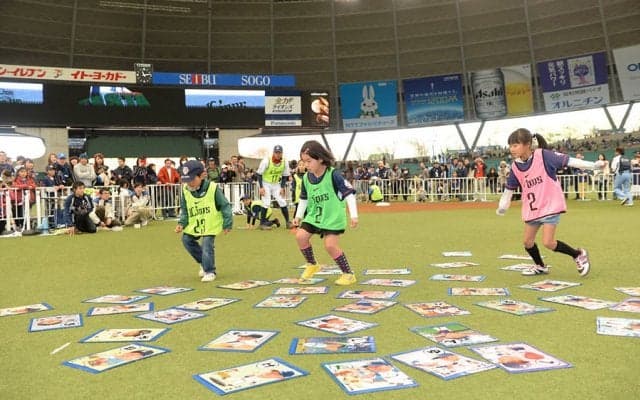 西武がファン、選手と一緒に「かるた＆ランチョンマット」を作るワケ