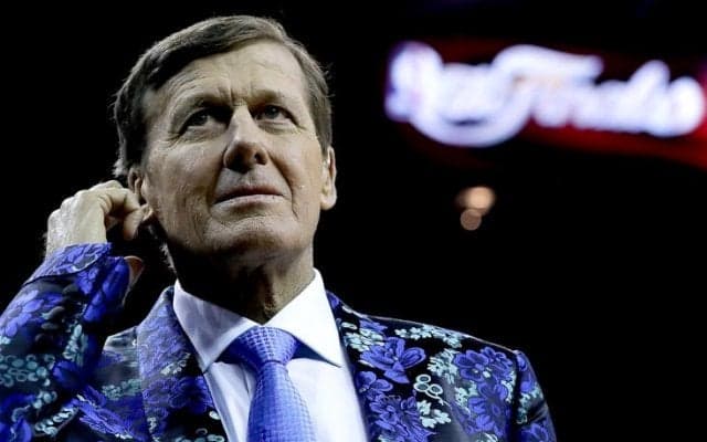 ド派手なスーツ姿が印象的なNBAの名物リポーター、クレイグ・セイガーが逝去