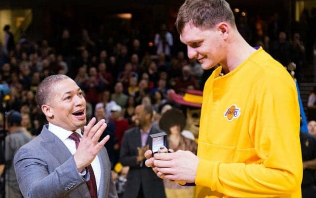 ようやくNBA優勝リングを受け取ったティモフェイ・モズゴフに、元チームメートが手荒い祝福