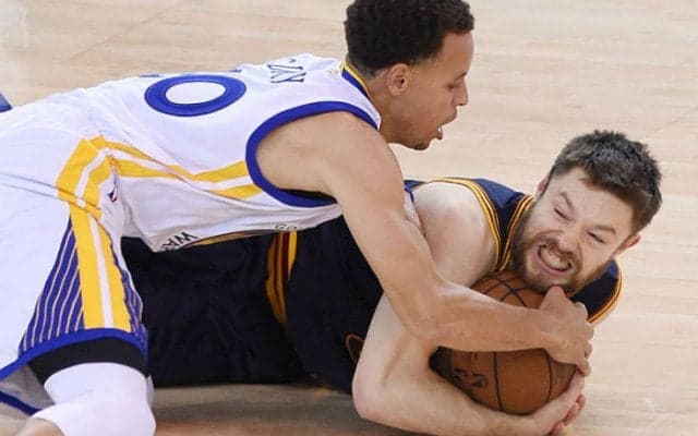 キャブズの優勝リング授与、モズゴフに続きマシュー・デラヴェドバも手荒い祝福を受ける