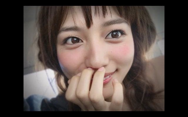 川口春奈、クリスマスメッセージと共に“可愛すぎる編みこみスタイル”を披露