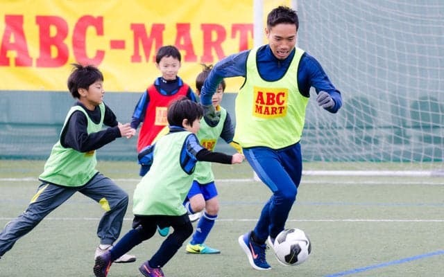 長友佑都、子どもたちとミニゲームで対決「本気でかかっておいで！」