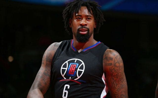 デアンドレ・ジョーダンが交通事故に巻き込まれるも無事