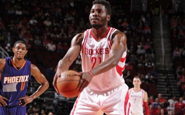 ロケッツのルーキー、チナヌ・オヌアクがNBAデビュー戦で『下手投げフリースロー』を成功させる