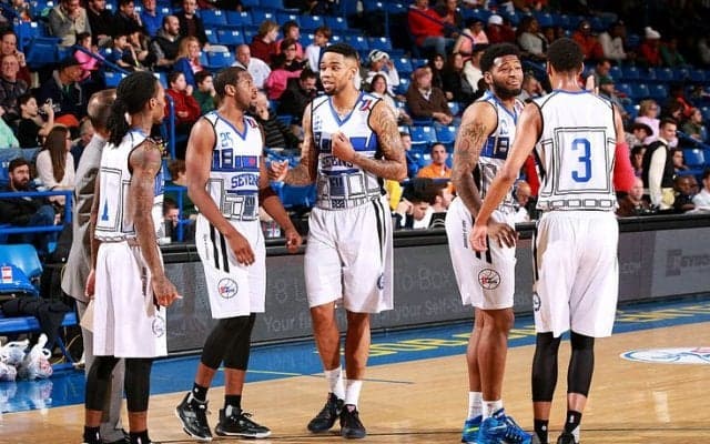 シクサーズ傘下の87ersが手作り感満載の『スターウォーズ』イベントを実施、選手は『R2-D2』に扮してプレー！