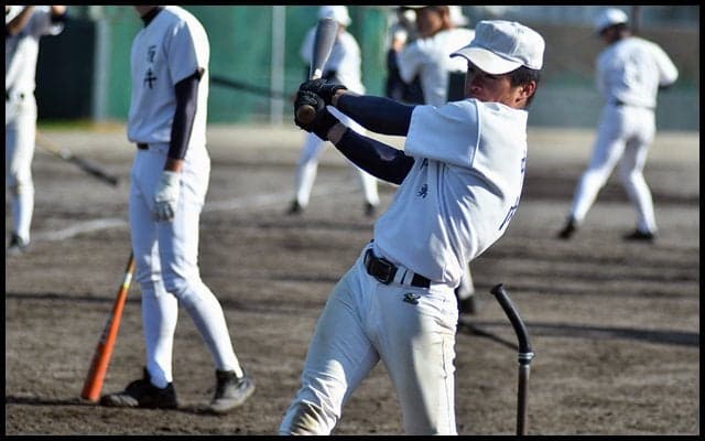 【高知商業】スイングの軌道、ミートポイントを意識したティーバッティング