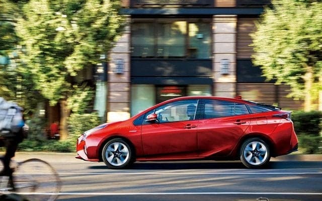 【新聞ウォッチ】2016年国内新車販売…プリウス4年ぶり首位、輸入車はMINIが初のトップ