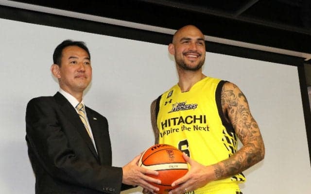 昨シーズンまで4年間レイカーズでプレーしていたロバート・サクレがサンロッカーズ渋谷に入団、インサイドの強化を図る