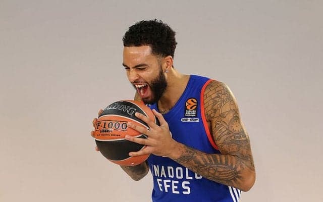 トルコでも超絶ダンクが炸裂、Bリーグの『たかいたかいダンク』に続く『5人超えダンク』で世界のダンクバトルが熱い！