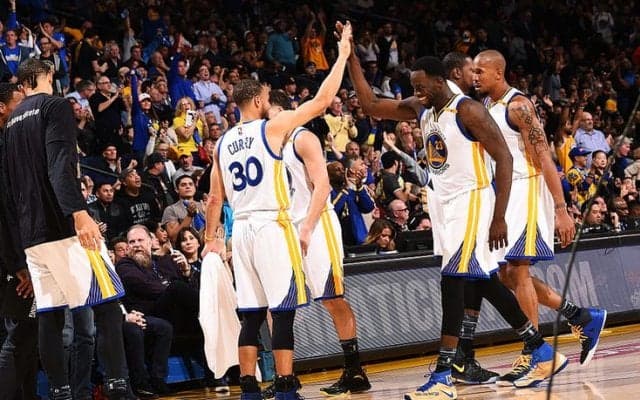 リベンジに燃えるウォリアーズが試合開始からキャブスを圧倒、前半で75点を奪う猛攻と48分間の堅守で大勝