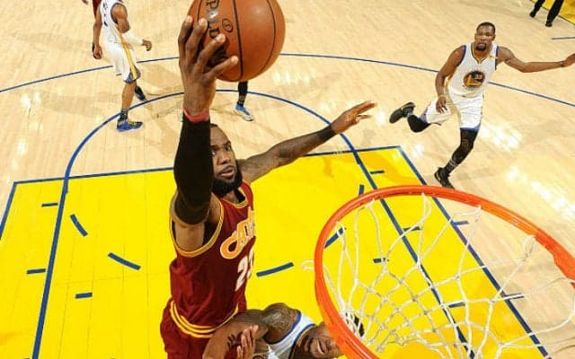 今シーズンもドレイモンド・グリーンとのマッチアップが白熱、激しい衝突にも余裕のレブロン・ジェームズ