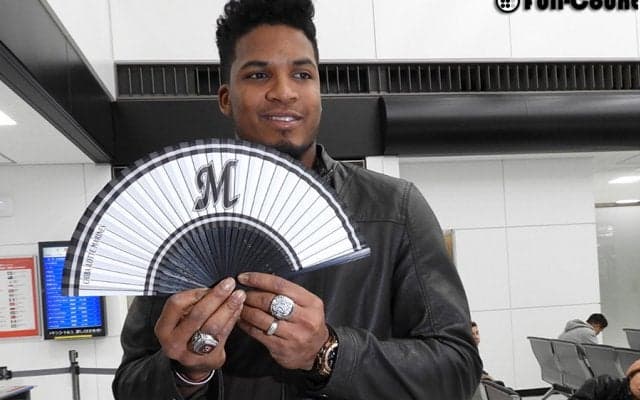 ロッテ新外国人パラデスが来日　空港で「Youは何しに…」の取材受ける