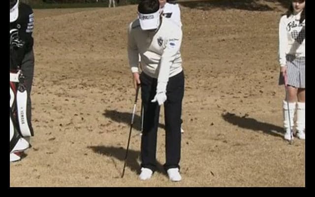 【レッスン】バンカー越えのアプローチ　ポイントは左手の甲の向き！