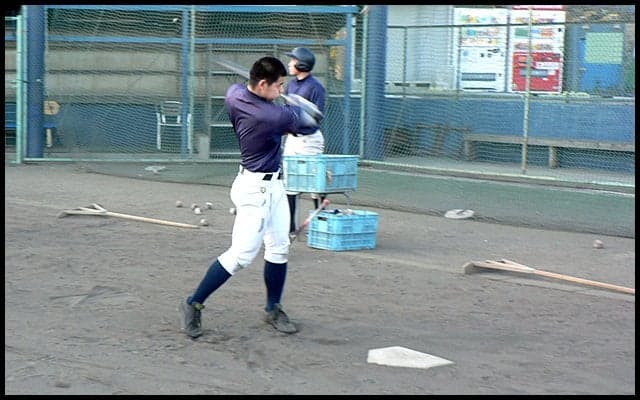 【桐蔭学園】選手の課題に応じたティーバッティングと投手の体幹トレーニング