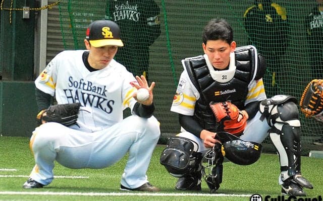 ソフトB和田が3年目捕手・栗原に即席“捕球”講座「僕なりに話をしただけ」