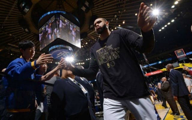 ジャベール・マギーがウォリアーズ全員にドレイモンド・グリーンの『寝顔毛布』をプレゼント