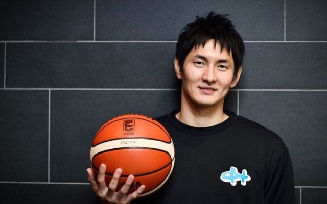 岡田優介が語るバスケ部時代vol.1「友達とのバスケだけでは物足りなくて、夜間開放の体育館で大人と一緒に草バスケ」